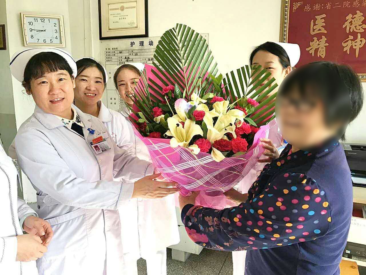 落實優(yōu)惠政策，加大扶持力度。養(yǎng)老本身就是個社會問題，需要全社會的重視和參與。當前云南各地民營敬老院、托老所已有不少，但同民政部門辦的敬老院、托老所等相比，還存在著政策支持、經費保障、經營風險等困難。推動社會化養(yǎng)老產業(yè)發(fā)展，讓民營養(yǎng)老服務機構發(fā)揮更大作用，需要政府部門切實轉變觀念，落實優(yōu)惠扶持政策，加強機構監(jiān)督管理，營造更好的發(fā)展空間。